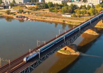 Lenkai masiškai metė automobilius: traukiniais 2025-aisiais važiavo net 89 mln. žmonių