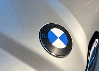 Lenkai pamišę dėl BMW – prabanga tapo numeris vienas prioritetu, elektromobilių pardavimai šoko į viršų