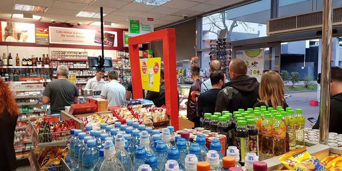 Lenkai žengia radikalų žingsnį: ruošiasi uždrausti alkoholį degalinėse, verslas skambina pavojaus varpais