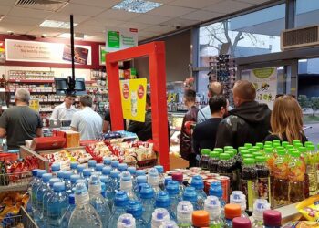 Lenkai žengia radikalų žingsnį: ruošiasi uždrausti alkoholį degalinėse, verslas skambina pavojaus varpais