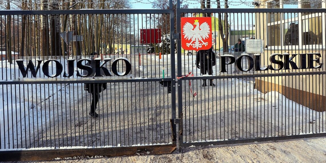 Lenkija išsigando Teslos ir kinietiškų automobilių: kariuomenė įveda griežtą draudimą