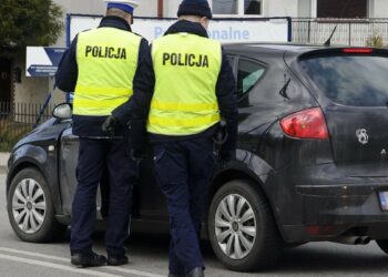 Lenkijoje kelių policija pasiekė rekordą – 3,9 mln baudų ir milijonai už telefonus vairuojant