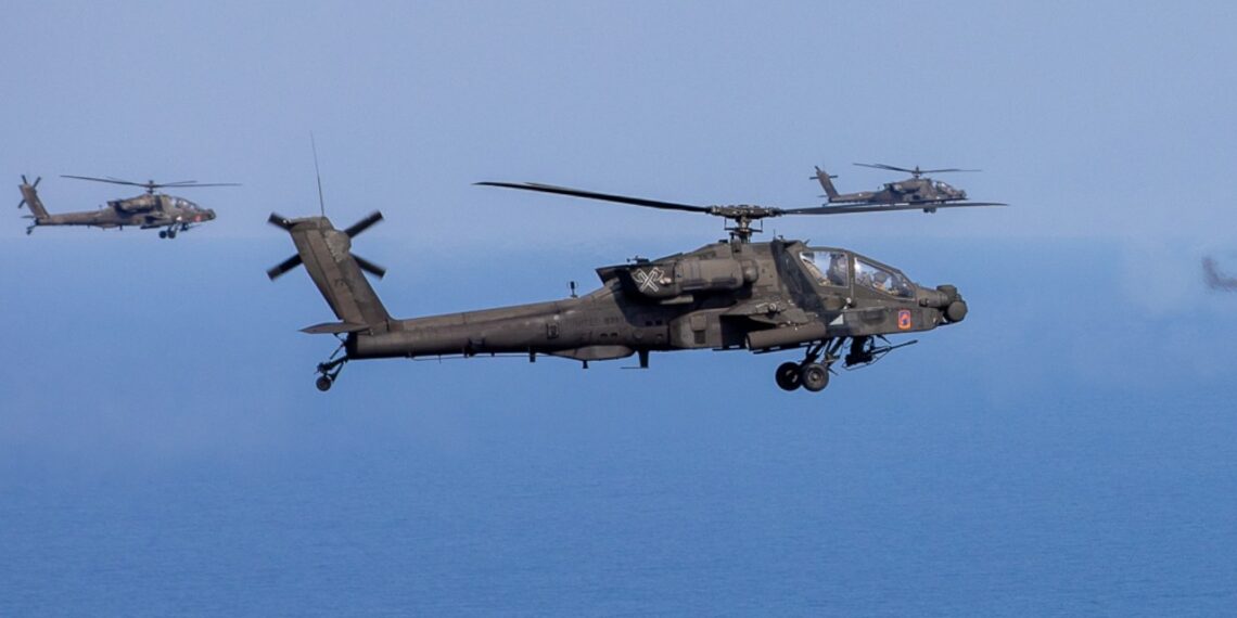 Lenkijoje nusileido naujausias „Apache“ sraigtasparnis: europiečiai šių mirtinų skraidančių žvėrių