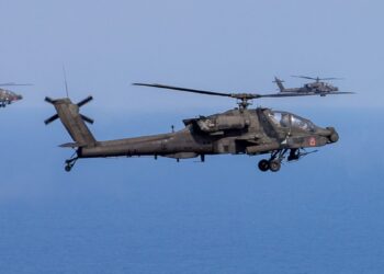 Lenkijoje nusileido naujausias „Apache“ sraigtasparnis: europiečiai šių mirtinų skraidančių žvėrių