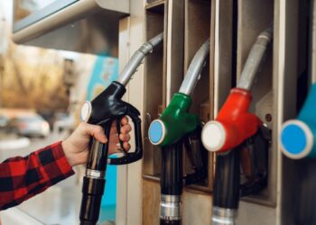 Lenkijoje po E10 – dar didesnis šokas vairuotojams: nauji degalų reikalavimai gąsdina ir lietuvius