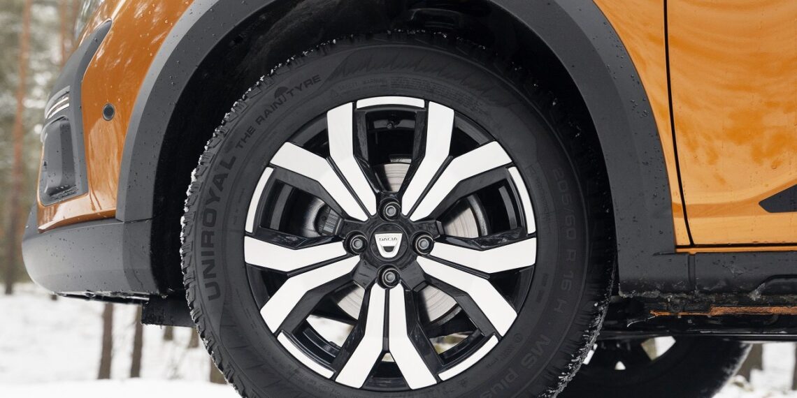 Lenkijoje verda aistros: vasarinės padangos žiemą – mirtina grėsmė ar būtinas draudimas?