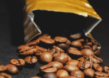 Lenkijos rinką užtvindė kavos klastotės: sužinokite, kokias šiurpinančias priemaišas geriate