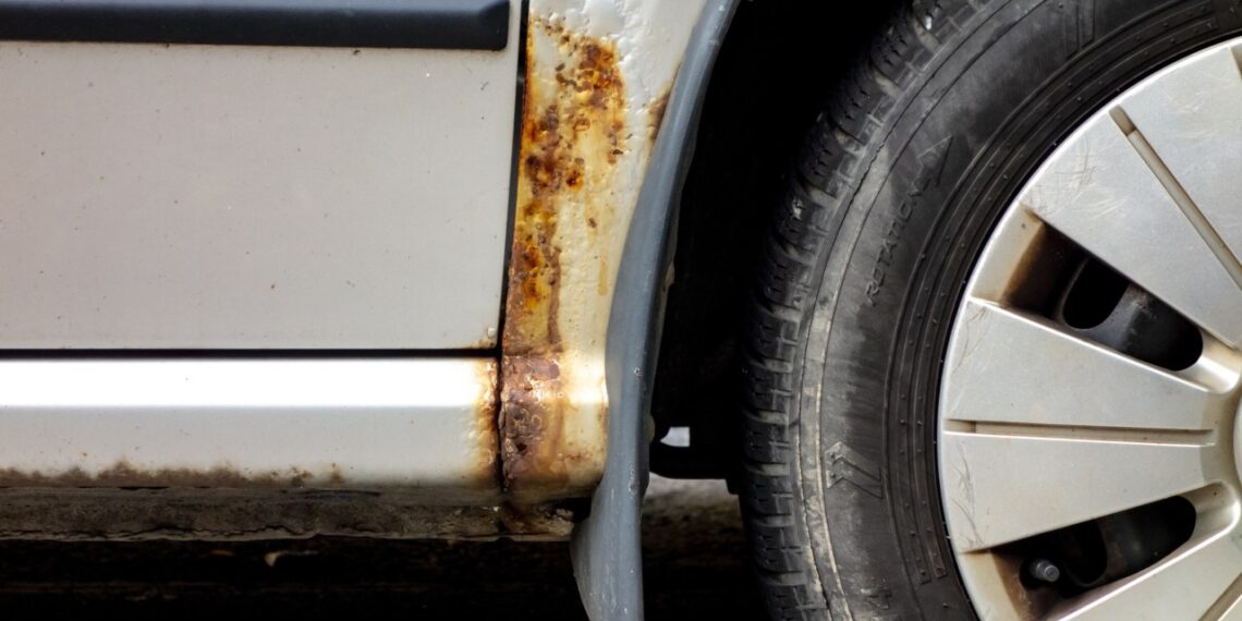 Lenkų ekspertas atskleidė: šie populiarūs automobiliai rūdija greičiausiai – savininkai šokiruoti