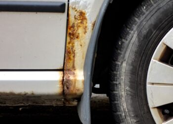 Lenkų ekspertas atskleidė: šie populiarūs automobiliai rūdija greičiausiai – savininkai šokiruoti