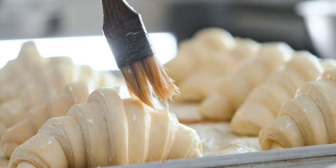 Lenkų kulinarinis triukas nustebino: kuo ištepti tešlą, kad kiaušinis iš automato būtų tobula paslaptis?