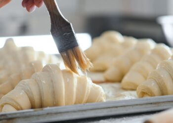 Lenkų kulinarinis triukas nustebino: kuo ištepti tešlą, kad kiaušinis iš automato būtų tobula paslaptis?