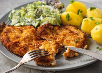 Lenkų virtuvės stebuklas: Rączkos kotletai taip traška, kad lietuviški šniceliai nublanksta