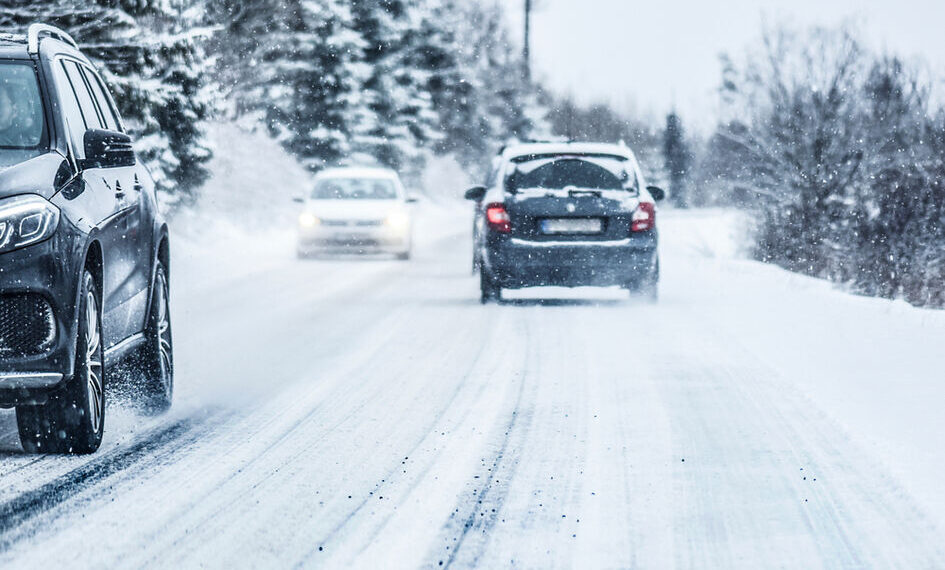 Lietuvą sukaustęs ledas ir pūga pavertė kelius chaosu: paaiškėjo, kas iš tiesų moka vairuoti