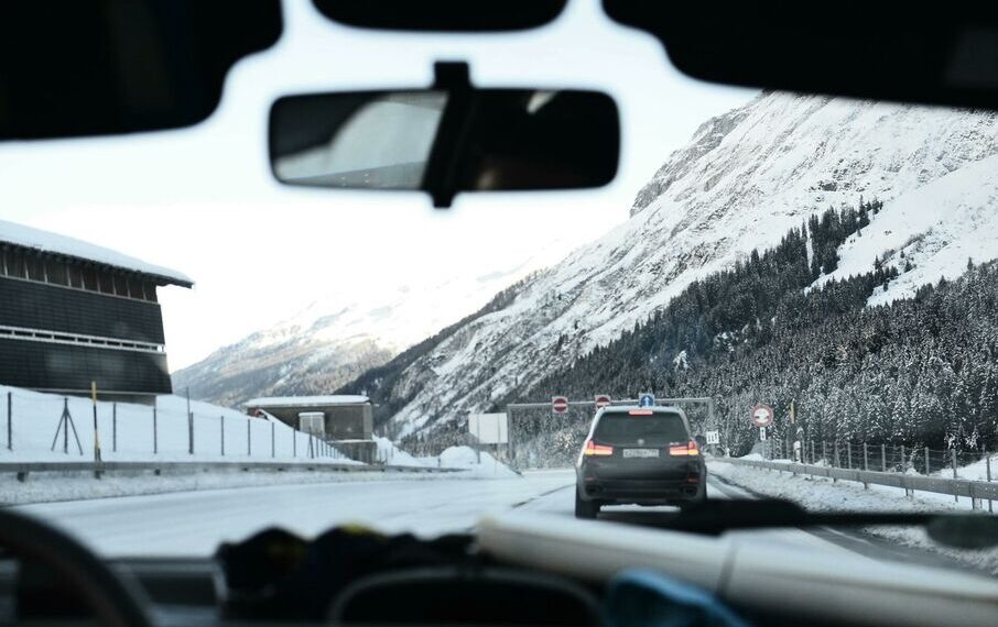Lietuviai daro lemtingą klaidą kalnuose: specialistas perspėja – taip nuomotis auto žiemą pavojinga