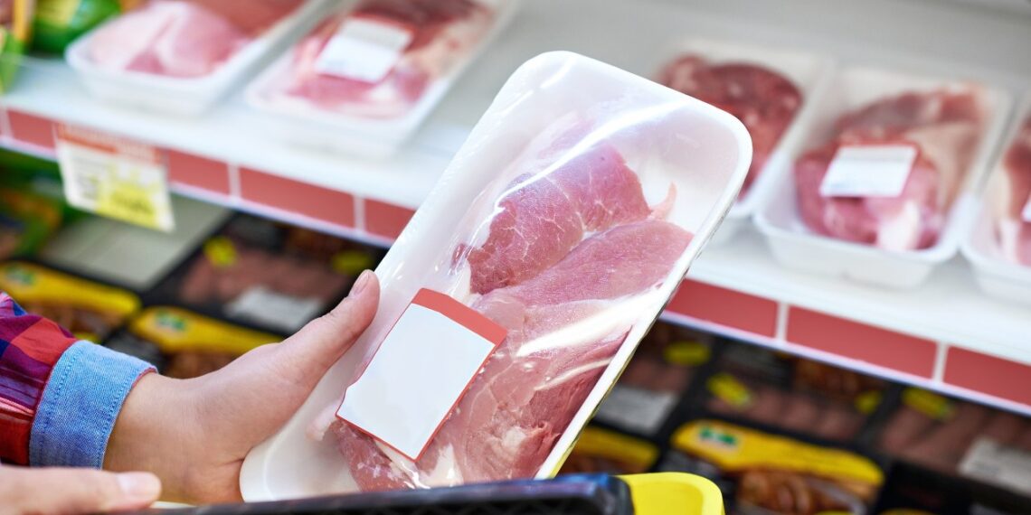 Lietuviai irgi daro šią klaidą: atskleista, kur iš tikrųjų mesti plastikinę tarą nuo mėsos