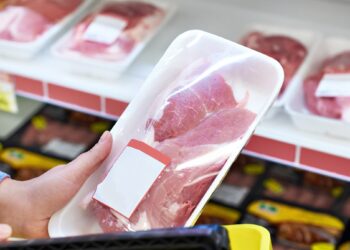 Lietuviai irgi daro šią klaidą: atskleista, kur iš tikrųjų mesti plastikinę tarą nuo mėsos