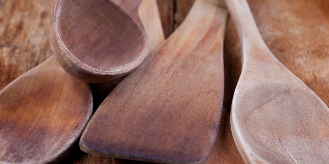 Lietuviai šias virtuvės klaidas daro kasdien: medinių šaukštų plovimo tiesos, kurios šokiruos