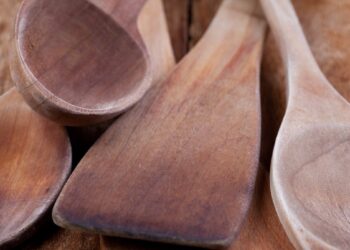 Lietuviai šias virtuvės klaidas daro kasdien: medinių šaukštų plovimo tiesos, kurios šokiruos