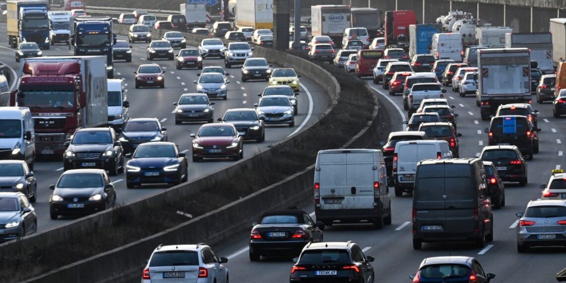 Lietuviai šokiruoti: „laisvas“ greitis Vokietijos autobanuose gali kainuoti tūkstančius eurų