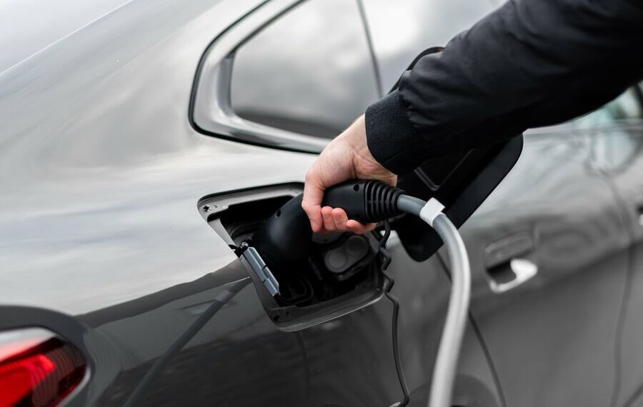 Lietuvius užklupo šalčiai ir elektromobilių problemos: ekspertai perspėja – šios klaidos kainuos brangiai