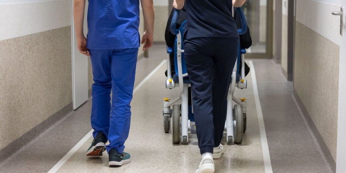 Lietuvoje moteriai per klaidą operavo sveiką kelį: šokiruojantis teismo sprendimas ir 10 tūkst. €