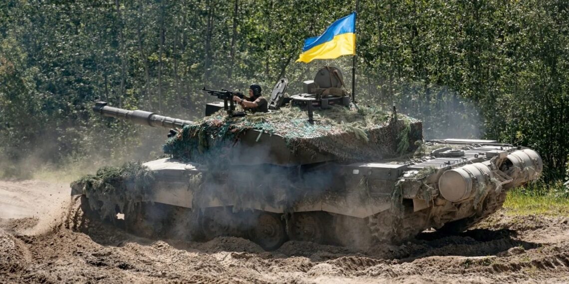 Londonas sprogdiną ramybę: net 140 „Challenger 2“ tankų Ukrainai? Putinas tokio košmaro nelaukė