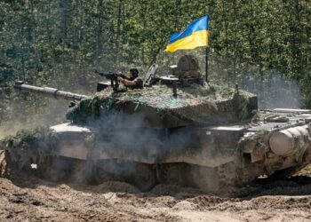 Londonas sprogdiną ramybę: net 140 „Challenger 2“ tankų Ukrainai? Putinas tokio košmaro nelaukė