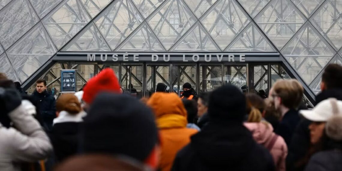 Luvras vėl užrakintas: įsiutę darbuotojai streikuoja ir kasdien sudegina milijonus eurų