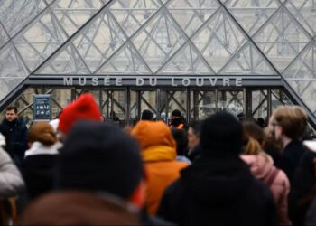 Luvras vėl užrakintas: įsiutę darbuotojai streikuoja ir kasdien sudegina milijonus eurų