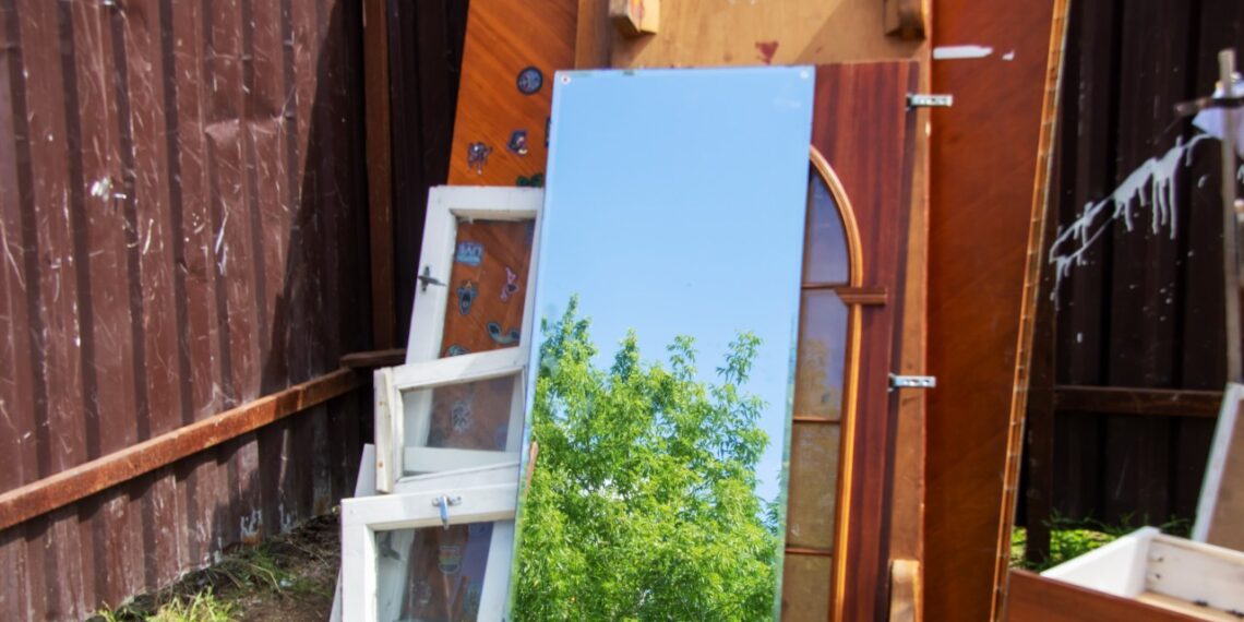 Sudužę veidrodžiai šiukšliadėžėje – milžiniška klaida? Štai kur juos iš tiesų mesti