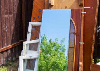 Sudužę veidrodžiai šiukšliadėžėje – milžiniška klaida? Štai kur juos iš tiesų mesti