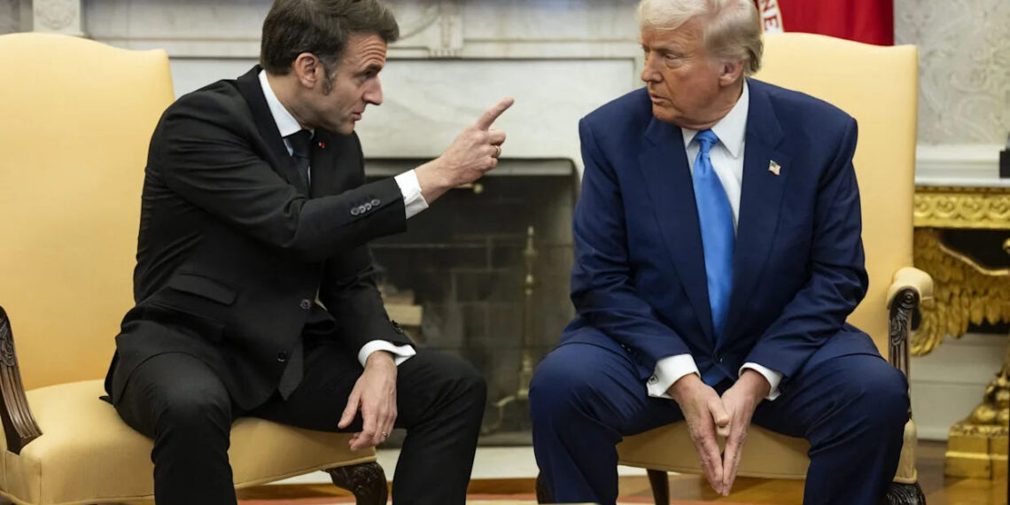 Makronas stoja į kovą su Trampu: reikalauja paleisti ES prekybos „bazuką“ prieš naujus muitus