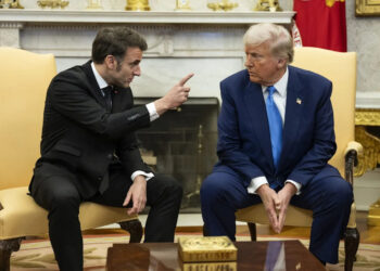 Makronas stoja į kovą su Trampu: reikalauja paleisti ES prekybos „bazuką“ prieš naujus muitus