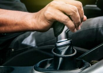 Bauda už stabdymą varikliu? Nauja sistema jau gaudo vairuotojus, kurie taupo stabdžius