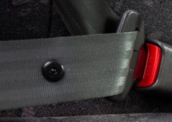 Mažas juodas mygtukas ant saugos diržo slepia paslaptį – vairuotojai nustemba sužinoję, kam jis skirtas