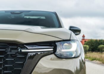 Mazda meta stabdžius elektromobiliams: netikėtas posūkis link hibridų šokiravo rinką