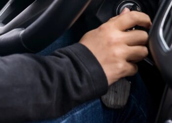 Mechanikai pavydžiai tyli: žiemą užvesk variklį ne iš pirmo karto – taip išvengsi brangių gedimų