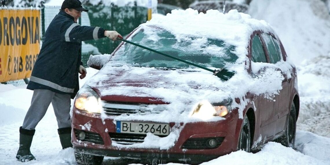 Mechanikai perspėja: žiemą paliksi variklį dirbti valydamas sniegą – rizikuoji pinigais ir sveikata