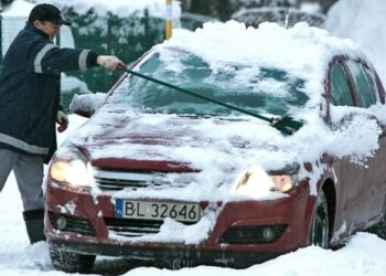 Mechanikai pyksta: nustokit valyt sniegą nuo automobilio užvedus variklį – rizikuojat brangiu remontu