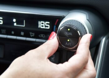 Mechanikai žegnojasi: žiemą visi vairuotojai daro šią kvailą klaidą su kondicionieriumi
