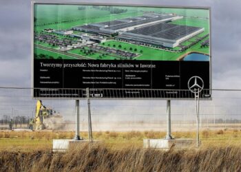 Mercedes žengia milžinišką žingsnį Lenkijoje: dešimtys mln ir šimtai naujų darbo vietų