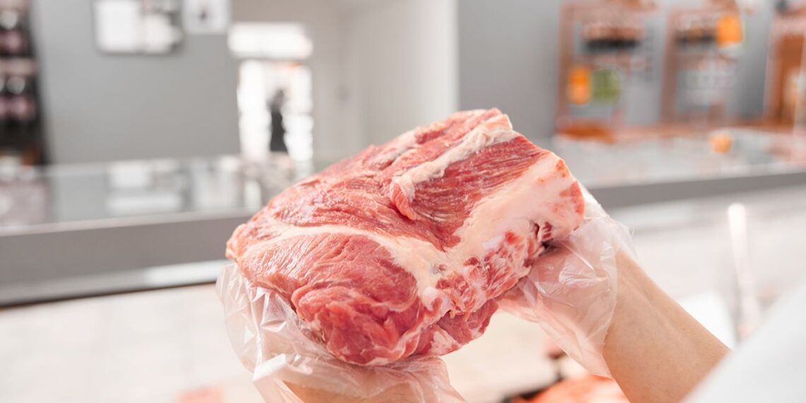 Mėsininkas atskleidė šokiruojančią tiesą: kaip atpažinti tikrai šviežią mėsą parduotuvėje