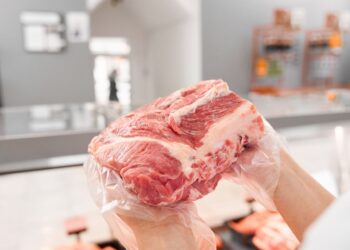 Mėsininkas atskleidė šokiruojančią tiesą: kaip atpažinti tikrai šviežią mėsą parduotuvėje