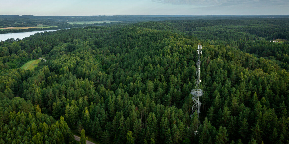 Milijardinė rokiruotė Baltijos telekomuose: kas slypi už „Stonepeak“ ir „TeleTower“ sandorio?