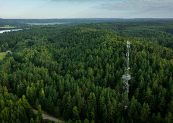 Milijardinė rokiruotė Baltijos telekomuose: kas slypi už „Stonepeak“ ir „TeleTower“ sandorio?