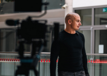 Milijoninės peržiūros, bet sąskaita tuščia: kaip absurdiški video uždirba daugiau nei jūs