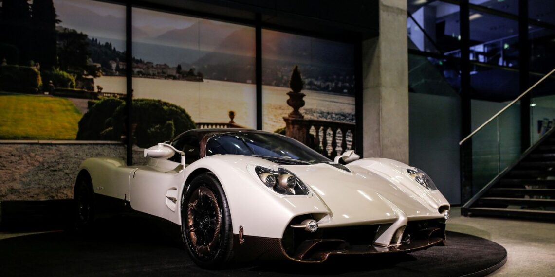 Milijonų verti hipersportai ir legendinė Multipla: ką slepia Ikonų paroda?