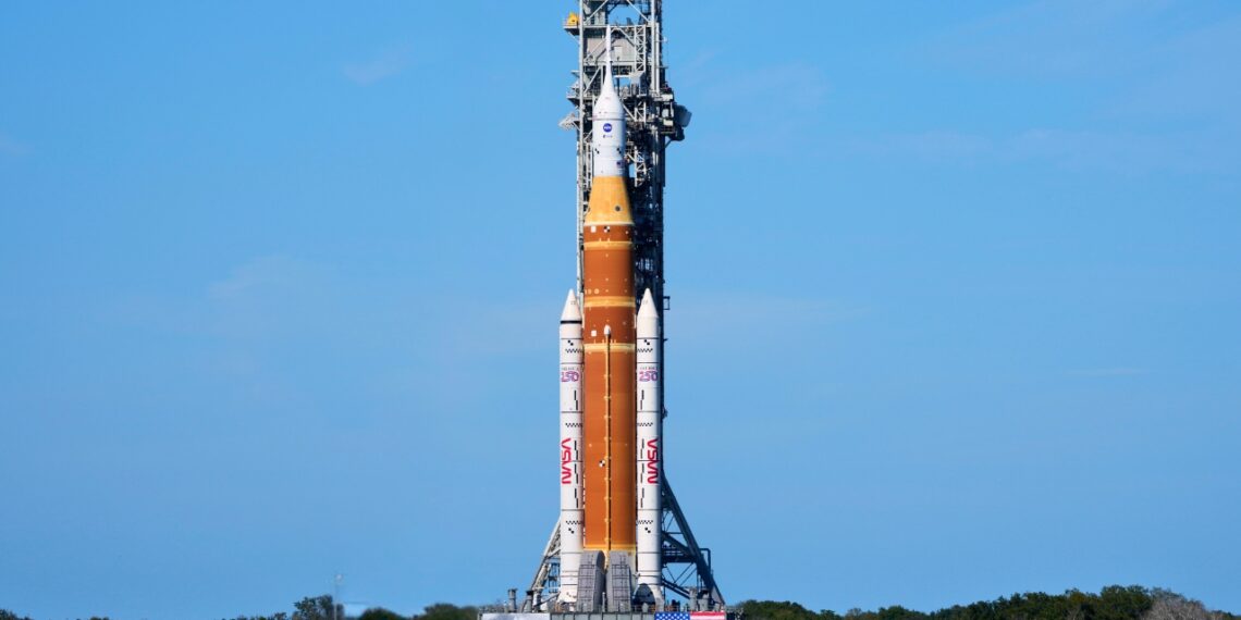 Milžiniška NASA Mėnulio raketa pagaliau rieda į starto aikštelę: ar prasideda nauja era?
