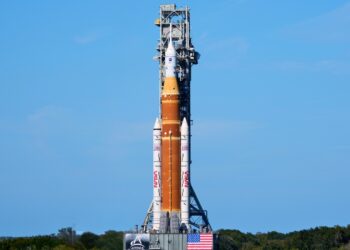 Milžiniška NASA Mėnulio raketa pagaliau rieda į starto aikštelę: ar prasideda nauja era?