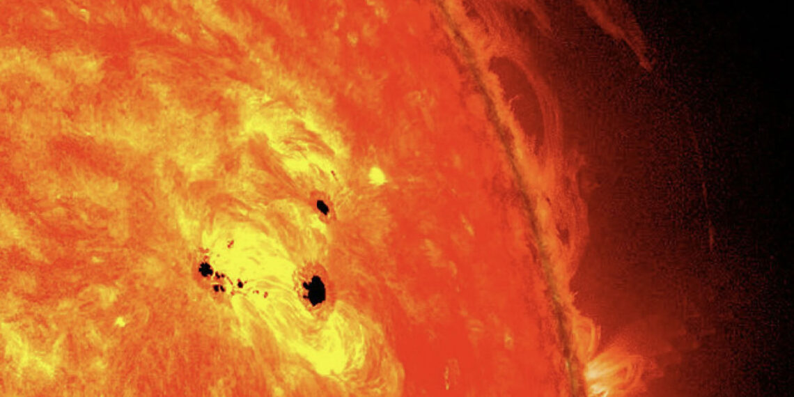 Milžiniškos Saulės dėmės mįslingai dingo po kometos praskridimo